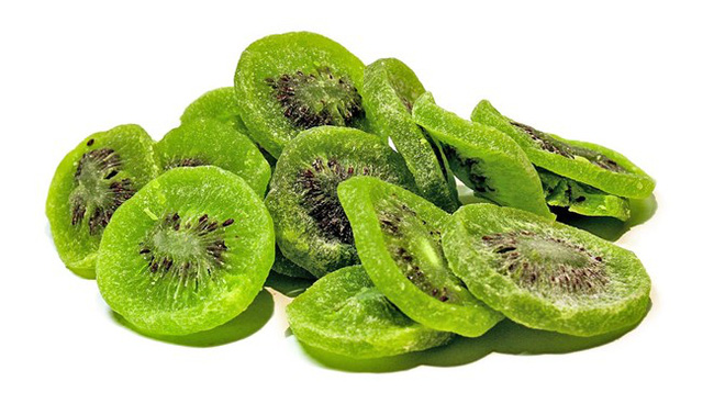 Quả kiwi xanh có vị chua khá gắt. Tuy nhiên, khi chế biến thành mứt, vị chua trở nên thanh nhẹ. Món mứt kiwi dẻo, thơm, chua ngọt hài hòa là một ăn món phù hợp cho dịp Tết. Ảnh: Exportersindia.
