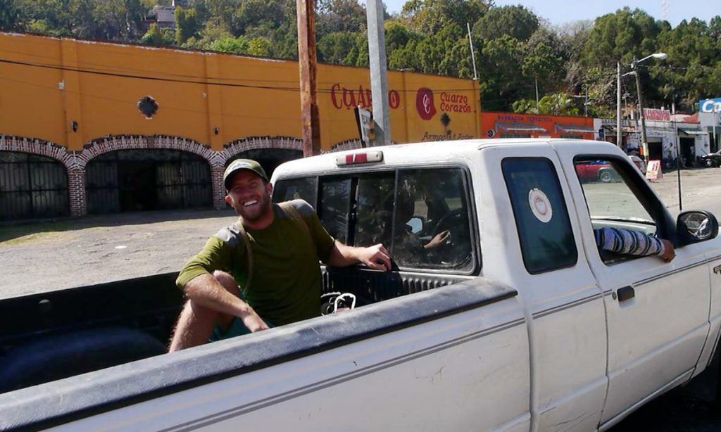 Rob trong một hành trình đi nhờ xe ở Mexico - Ảnh Rob Greenfield 