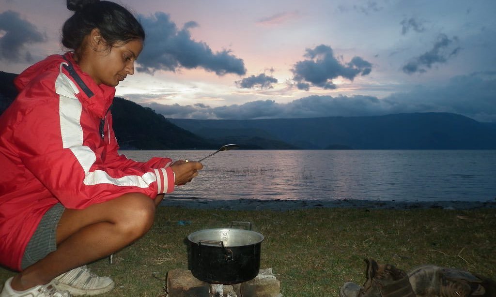 Nấu bữa sáng bên bờ hồ Toba, Sumatra, Indonesia – Ảnh: Rhinal 