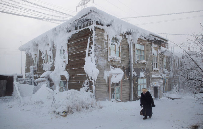 Một ngôi nhà giữa làng bị đóng băng 