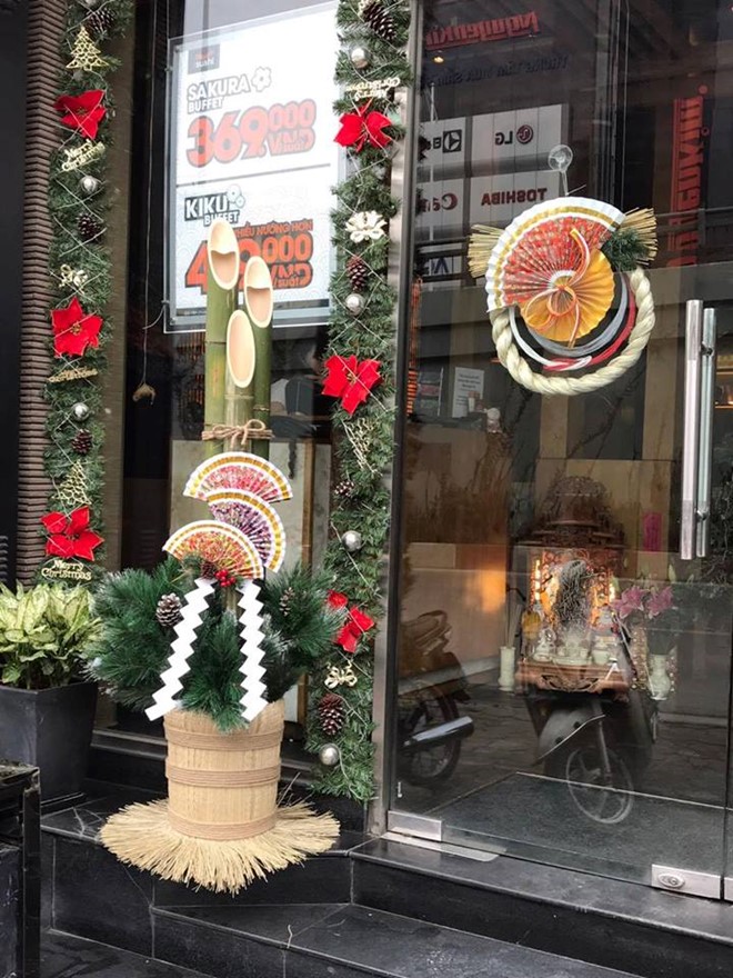 Một nhà hàng tại Hà Nội trang trí theo đúng phong tục truyền thống của người Nhật với Kadomatsu gồm 3 ống tre được vát chéo, cùng cành thông để mong muốn đón nhận và đem lại sự may mắn cho mọi người. 