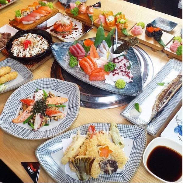 iSushi có menu buffet hơn 100 món ăn tinh hoa Nhật Bản. Đặc biệt, thực đơn được thay đổi theo mùa và chất lượng của nguồn nguyên liệu để các món ăn giữ được hương vị tươi ngon và đem lại nhiều trải nghiệm mới mẻ cho người thưởng thức. 