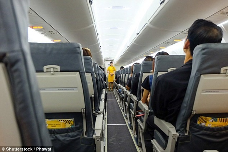Hành khách cần tập trung lắng nghe tiếp viên hàng không truyền đạt các quy định trên máy bay. Ảnh: Shutterstock/Phawat. 