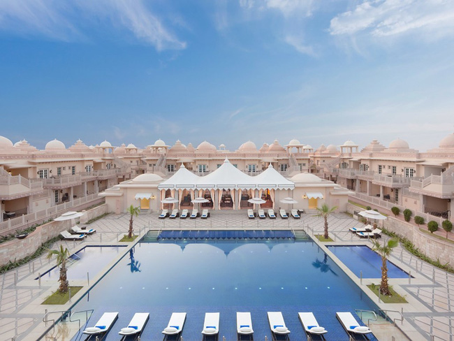 ITC Grand Bharat (Gurgaon, Ấn Độ): ITC Grand Bharat có kiến trúc như một cung điện tuyệt đẹp, với 104 phòng mang phong cách kiến trúc Ấn Độ cổ điển: mái vòm, đá sa thạch hồng được chạm khắc tinh tế, đầy đủ dịch vụ chăm sóc hiện đại như khu spa, các lớp học yoga.