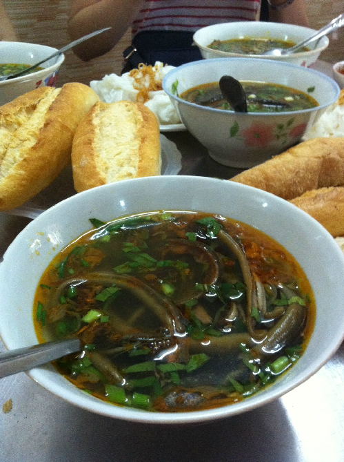 Súp lươn Nghệ An ăn cùng bánh mỳ hay bánh mướt. 