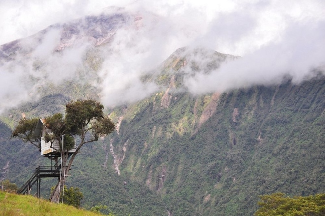Cách đây vài năm, Carlos Sanchez, tình nguyện viên Viện địa lý quân sự đã nhận nhiệm vụ quan sát và ghi lại các hoạt động của núi lửa Tungurahua từ một ngôi nhà cây trên đỉnh núi gần Banos, Ecuador. 