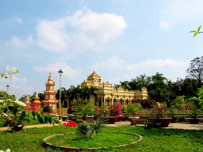 Khuôn viên chùa rộng rãi, rợp bóng cây xanh, bên cạnh những hòn non bộ và hồ nước nhỏ tạo nên sự dễ chịu cho du khách sau khi lễ Phật và tham quan.
