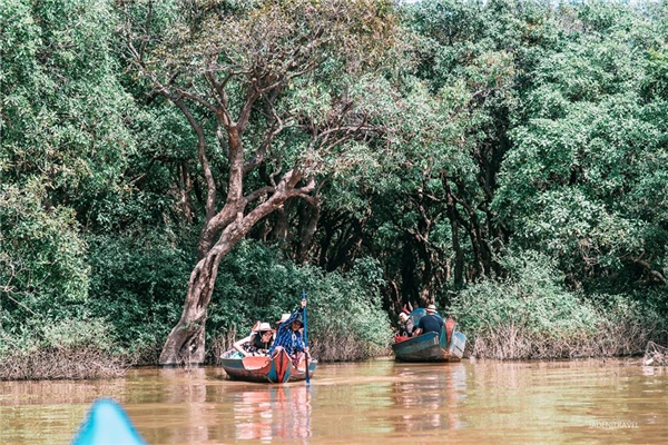 Đi thuyền quanh biển hồ Tonle Sap để khám phá cuộc sống sông nước của dân địa phương.