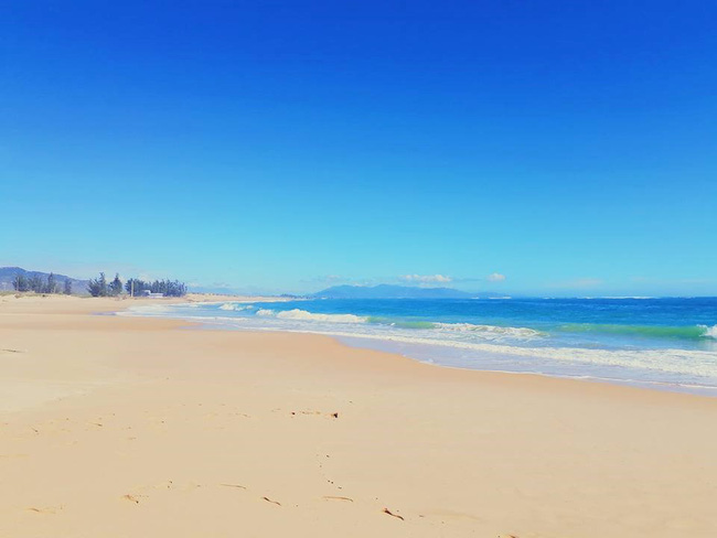 Khung cảnh hiện lên đẹp đến mê mị với biển xanh, những cồn cát trắng và ghềnh đá nhấp nhô.