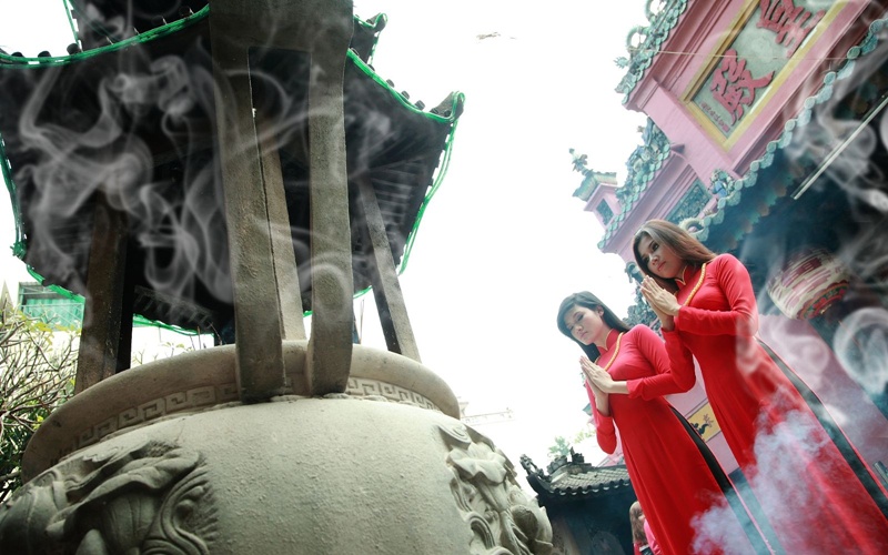 Không nên thắp hương trong chùa, bên ngoài đã có lư hương - Ảnh: Internet