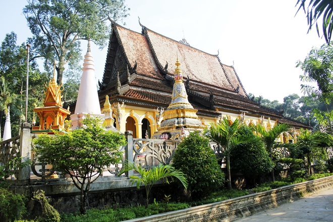 Chùa Âng được xây dựng hài hoà trong cảnh sắc thiên nhiên cùng với nghệ thuật trang trí tiêu biểu của văn hoá Khmer. Ngôi chùa được phủ mát quanh năm bởi rừng cây sao, dầu hàng trăm năm tuổi.