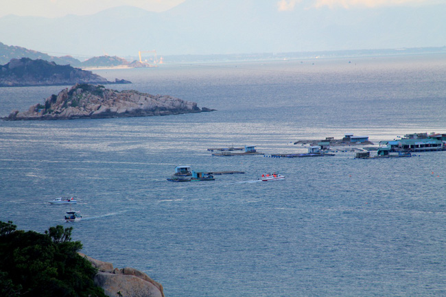 Quang cảnh nhà bè, thuyền tàu qua lại trên vùng biển giáp ranh giữa Bãi Kinh và đảo Bình Hưng.