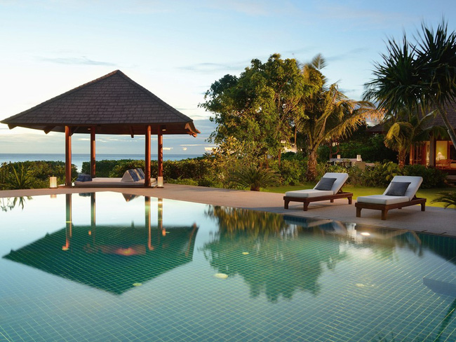 Amanpulo (đảo Pamalican, Philippines): Amanpulo là khu nghỉ dưỡng đầy phong cách. Các Villas đều có đầu bếp và quản gia riêng. Nhiều du khách chia sẻ, khi ở đây, họ có cảm giác mình là Bill Gates, Tom Cruise, hay Beyoncé.