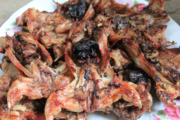 Chuột đồng nướng muối ớt là món ăn không thể thiếu trong thực đơn ẩm thực của miệt sông nước phương Nam. 
