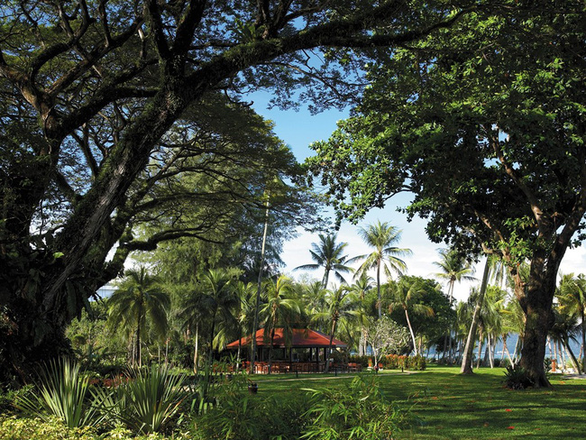Shangri-La Rasa Sayang Resort & Spa (Penang, Malaysia): Nằm trên mũi phía bắc của đảo Penang, ngoài khơi bờ biển phía tây của Malaysia, Shangri-La Rasa Sayang Resort có tất cả những đặc điểm của một khu nghỉ mát sang trọng ngoại cỡ. Các phòng được bài trí phù hợp với nhiều đối tượng khách. Tại đây có nhiều hồ bơi, một sân golf, 11 biệt thự, spa cung cấp liệu pháp thư giãn của Malaysia và Trung Quốc.