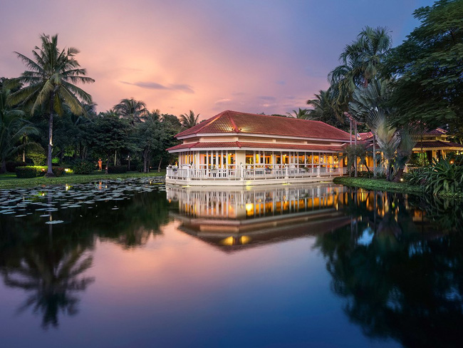 Sofitel Angkor Phokeethra Golf & Spa Resort (Siem Reap, Campuchia): Sự kết hợp của ngôi nhà mái ngói đỏ, vòm màu trắng, cùng với những khu vườn nhiệt đới tạo nên cảm giác thanh bình đặc biệt.