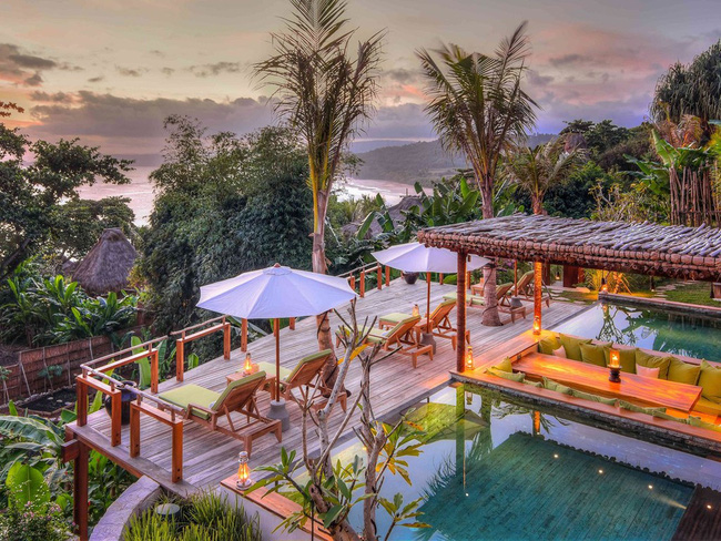 Nihiwatu (đảo Sumba, Indonesia): Nihiwatu là một khu du lịch với nhiều biệt thự sang trọng, hiện đại. Đặc biệt, du khách đến đây có thể nghỉ trong các khu nhà mái tranh, có một quản gia và bể bơi riêng.