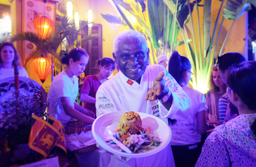 Đầu bếp Publis Silva đến từ Sri Lanka đang trình diễn món ăn với du khách.