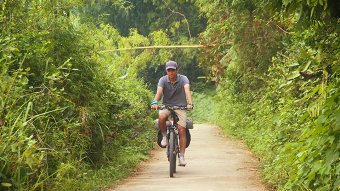Du khách có thể thuê xe đạp để đi thăm thú các bản làng xung quang thị trấn - Ảnh: Lê Hồng Thái
