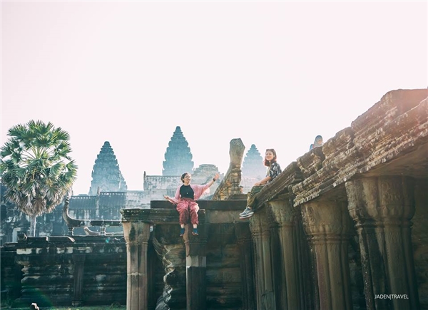 Một góc cổng chính của đền Angkor Wat.