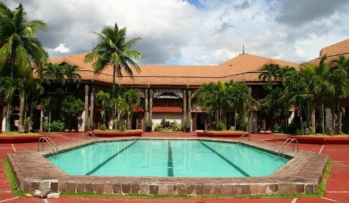 Bể bơi bên trong khuôn viên cung điện dừa. Ảnh: Flickr. 