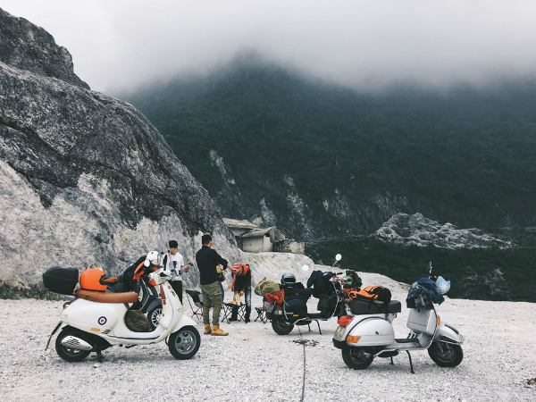 Trong những ngày sương mù giăng khắp lối, khung cảnh ở đèo Thung Khe làm ta liên tưởng đến những ngọn núi tuyết ở Bắc Âu, với màu trắng sáng của đá, hòa lẫn với mây mù và màu xanh sẫm của núi rừng. Ảnh: Nam Ngọc Nam Pham