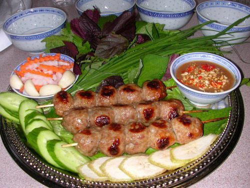 Món nem nướng Cái Răng thường được ăn kèm với rau thơm, chuối chát, dưa leo, dứa, khế chua... - Ảnh: Tuoitre