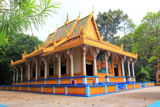 Chùa Mã Tộc hay Mahatuc, còn gọi là chùa Dơi, nằm cách trung tâm TP Sóc Trăng gần 3 km. Đây là ngôi chùa cổ của đồng bào Khmer, có kiến trúc, hoa văn đặc sắc. Mái chùa gồm hai tầng ngói màu, trên bố trí nhiều tháp nhỏ. Mái phía đầu hồi được chạm trổ tinh xảo hình rắn Na-ga uốn lượn.