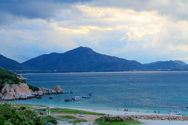 Bãi Kinh là điểm tàu thuyền xuất phát để đến đảo Bình Hưng (Cam Bình, Khánh Hòa), vé vào bãi 10.000 đồng. Ở đây có dịch vụ mái chòi, lều cho bạn thư giãn, thỏa thích vùng vẫy tắm biển và nghỉ ngơi.