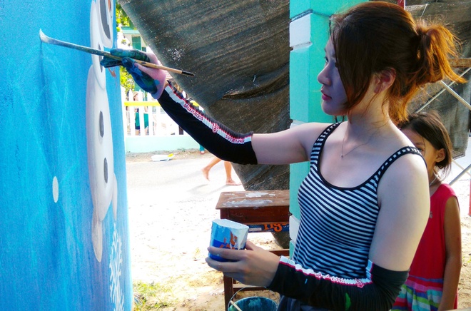 Đám trẻ làng chài thích thú xem họa sĩ xinh đẹp 25 tuổi Oh Ye Seul vẽ tranh trên tường nhà. Oh Ye Seul vốn là họa sĩ tự do tại Hàn Quốc, từng tham gia vào những dự án làng bích họa bằng việc vẽ tranh tường, hay thực hiện các video. Sau khi nghe về Dự án mỹ thuật cộng đồng Hàn - Việt, cô đăng ký ngay để có cơ hội đến Việt Nam. 