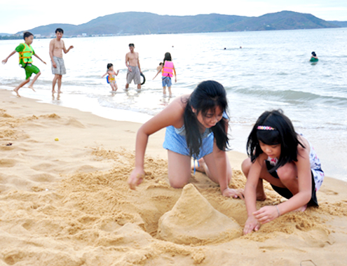 Trẻ em vô tư xây "lâu đài cát" trên bãi biển Quy Nhơn. Hàng trăm năm trước, bãi biển thơ mộng nơi đây đã đi vào thơ ca, nhạc, họa, trở thành niềm tự hào của người dân ở thành phố biển nổi tiếng ở khu vực miền Trung này. 
