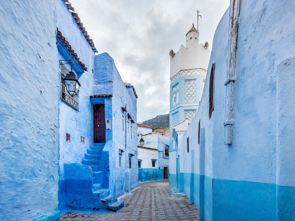 Chefchaouen, Morocco xếp vị trí thứ 6 trong danh sách. Còn được gọi là hòn ngọc xanh, đặc trưng của thành phố này là màu xanh bất tận của những dãy nhà nằm san sát nhau bên con đường lát đá mộc mạc. Mỗi năm, những ngôi nhà lại được tu sửa và khoác lên mình một lớp sơn mới để luôn giữ được vẻ trong trẻo và cuốn hút.