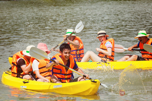 Các bạn trẻ rất thích đua thuyền Kayak 