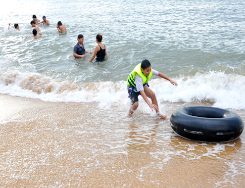 Người dân cùng du khách tắm biển Quy Nhơn. 