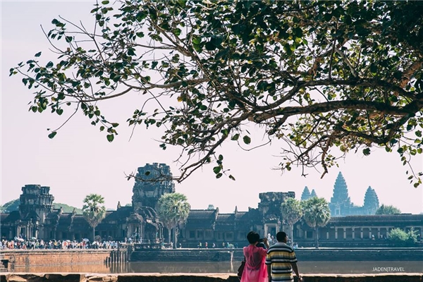 Toàn cảnh đền Angkor nhìn từ bên ngoài.Toàn cảnh đền Angkor nhìn từ bên ngoài. 