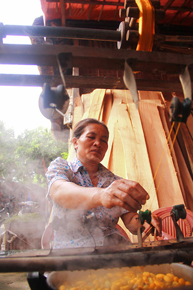 Một người phụ nữ Thái đang se tơ tằm. Đây là một trong những sản phẩm được du khách ưa chuộng - Ảnh: Lê Hồng Thái 
