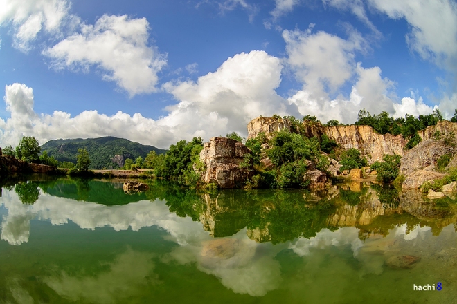 Hồ Tà Pạ được bao bọc bởi các vách đá sừng sững, từ trên nhìn xuống nước trong vắt đến tận đáy. Khi trời trong xanh nước hồ hiện lên một màu ngọc bích, phẳng lì như gương. Nhờ vậy mà phong cảnh hồ Tà Pạ xinh đẹp cuốn hút. 
