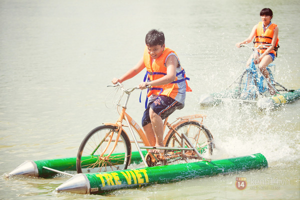 Đạp xe trên mặt nước là một trong những trò chơi được nhập từ nước ngoài về. 