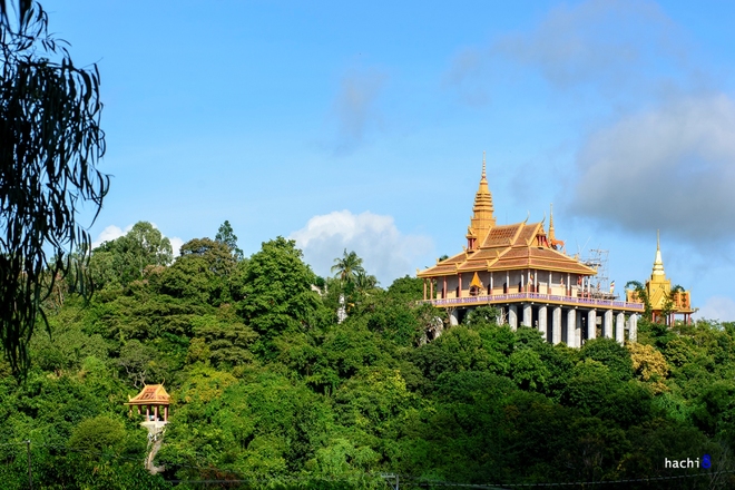 Núi Tà Pạ giống như một bức tranh sơn thủy hữu tình. Nơi đây vừa có không khí trong lành, cảnh quan tuyệt đẹp, vừa hấp dẫn bởi sự cổ kính và uy nghiêm của ngôi chùa trên núi của Phật giáo dòng Nam tông Khmer. Hơn nữa, du khách còn cảm nhận được sự mến khách của người dân bản địa. 