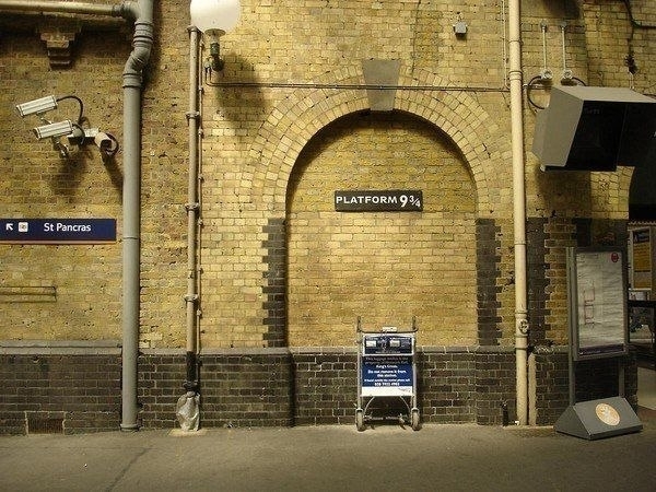 Sân ga nổi tiếng 9 ¾ tại nhà ga King’s Cross với chiếc xe đẩy đã biến mất một nửa vào sau bức tường. Ảnh: allwomenstalk.com 