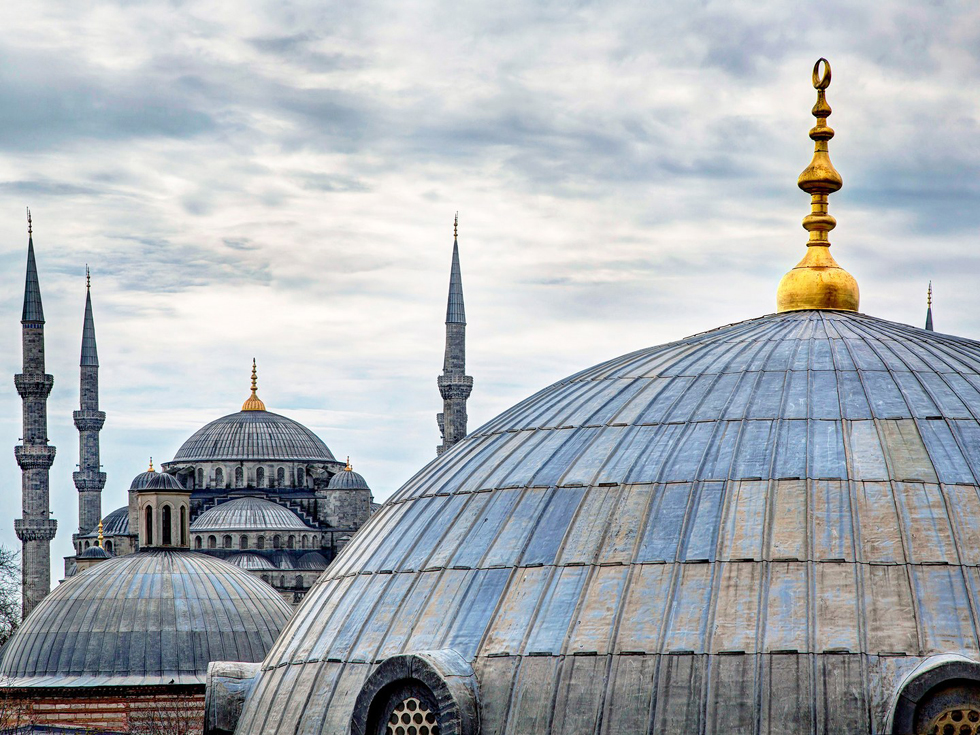 Xếp thứ 3 trong danh sách 50 thành phố đẹp nhất thế giới là Istanbul, Thổ Nhĩ Kỳ. Được mệnh danh là ngã rẽ của lịch sử, văn hóa và kiến trúc, mỗi công trình tại Istanbul đều là một điểm du lịch hấp dẫn với mọi du khách.