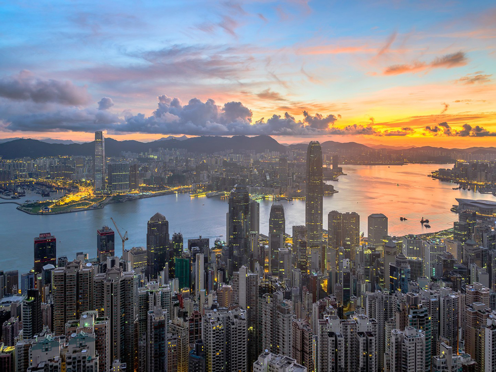 Vị trí thứ 2 thuộc về Hồng Kông, Trung Quốc. Thành phố này là một quần đảo cận nhiệt đới hợp thành từ 236 đảo, hòn và mỏm đá - và cũng chính là “lối thoát” cho những du khách đang mắc kẹt tại các điểm nóng du lịch thế giới.
