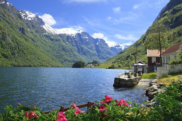 Ngôi làng Bakka thơ mộng nằm bên vùng núi Naeroyfjorden - địa điểm lọt vào danh sách di sản thiên nhiên thế giới của UNESCO. 