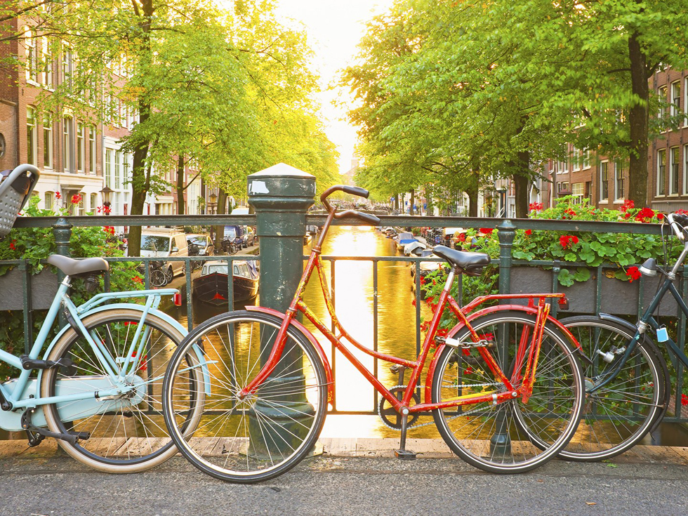 Vị trí thứ 9 là Amsterdam, Hà Lan. Quận trung tâm Canal tại Amsterdam đã được UNESCO công nhận là di sản thế giới vào năm 2010. Cối xay gió, pho mát, hội họa... chỉ là một vài trong số vô vàn câu chuyện thú vị về Amsterdam.