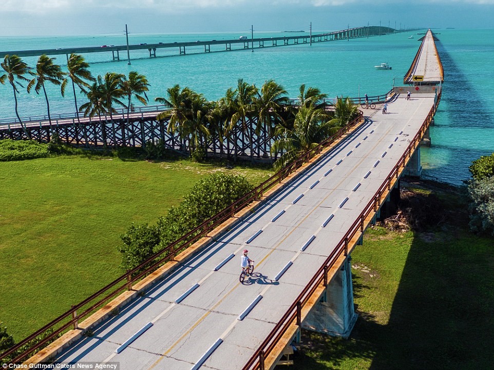 Đường cao tốc Overseas náo nhiệt ở bang Florida xây băng qua mặt nước và đảo Pigeon Key 