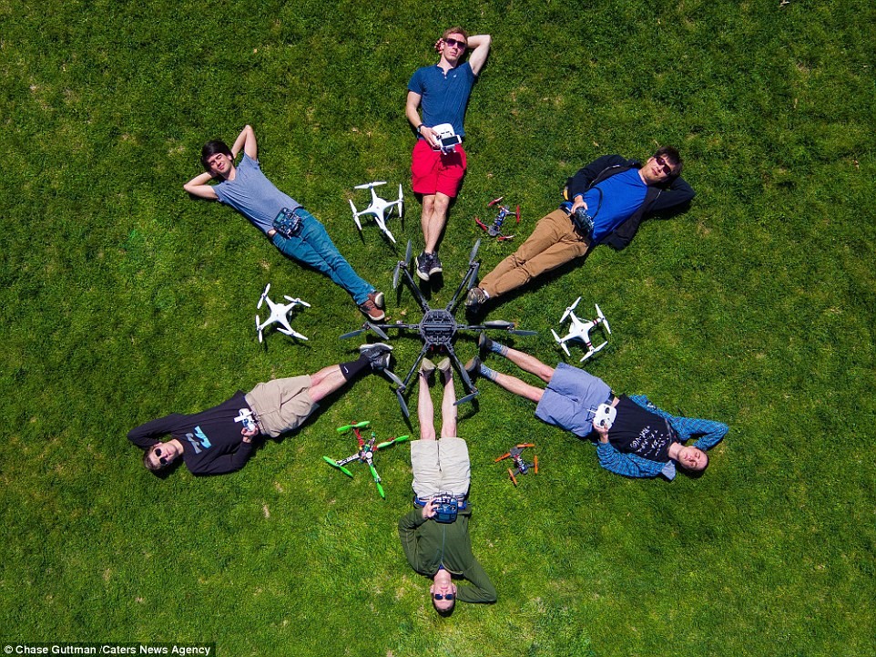 Nhóm nhiếp ảnh gia chụp hình từ trên không đang nằm trên bãi cỏ ở Wescott, Syracuse, New York. 