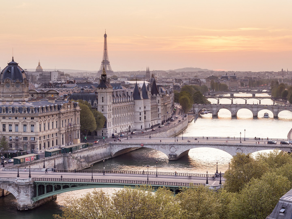 Vị trí thứ 7 thuộc về Paris, Pháp. Lịch sử và sự lãng mạn luôn đồng hành cùng nhau tại kinh đô thời trang của nước Pháp. Thật khó có thể lựa chọn một điểm đến tiêu biểu tại Paris, bởi mỗi công trình đều có nét cuốn hút riêng và không thể thay thế.