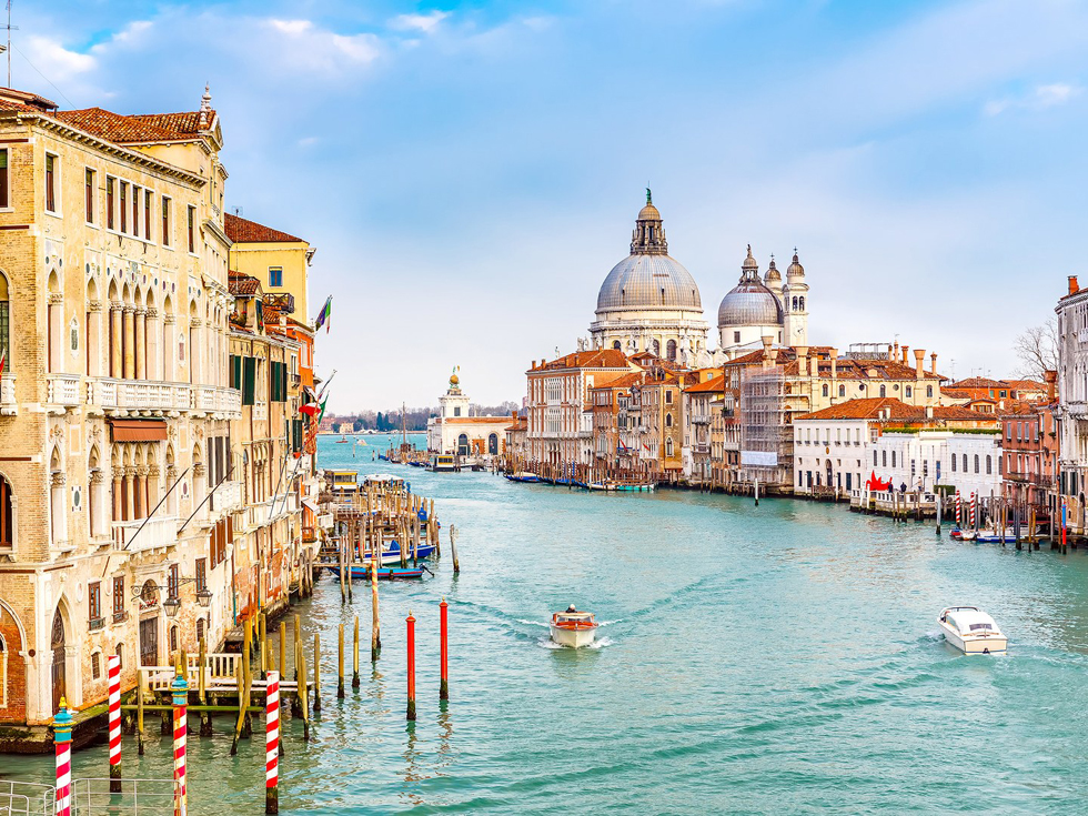 Xếp vị trí số 1 là Venice, Ý. Nhiều du khách nói vui rằng nếu không bị lạc đường tức là bạn chưa từng đặt chân tới Venice. Ngay cả những phương tiện chỉ dẫn hiện đại nhất cũng phải chịu “thất bại” trước hệ thống đường xá chằng chịt và uốn lượn của thành phố này.