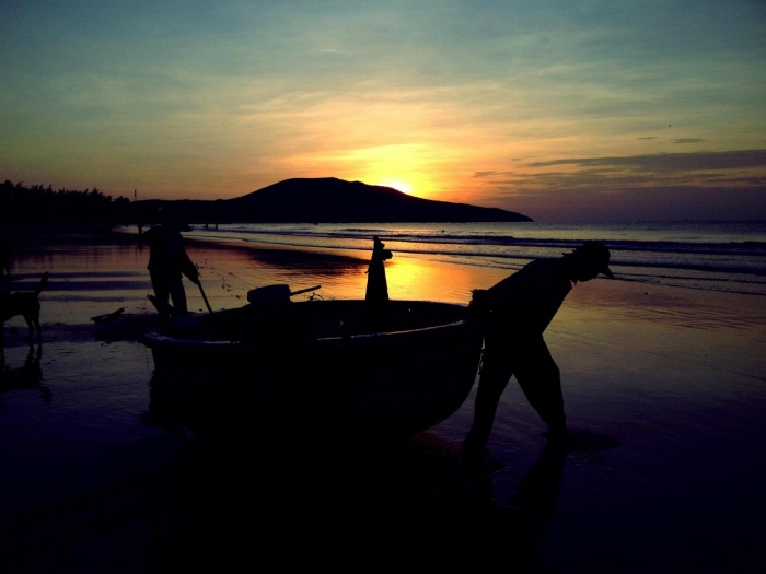 ..Để trải nghiệm làm ngư dân thực thụ - Ảnh: Lê Nguyễn Luân Vũ