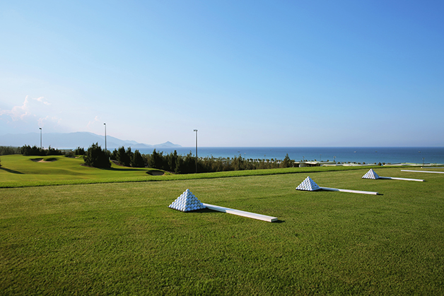 Sân tập golf với tầm nhìn hướng biển và những rặng phi lao ngút ngàn. 